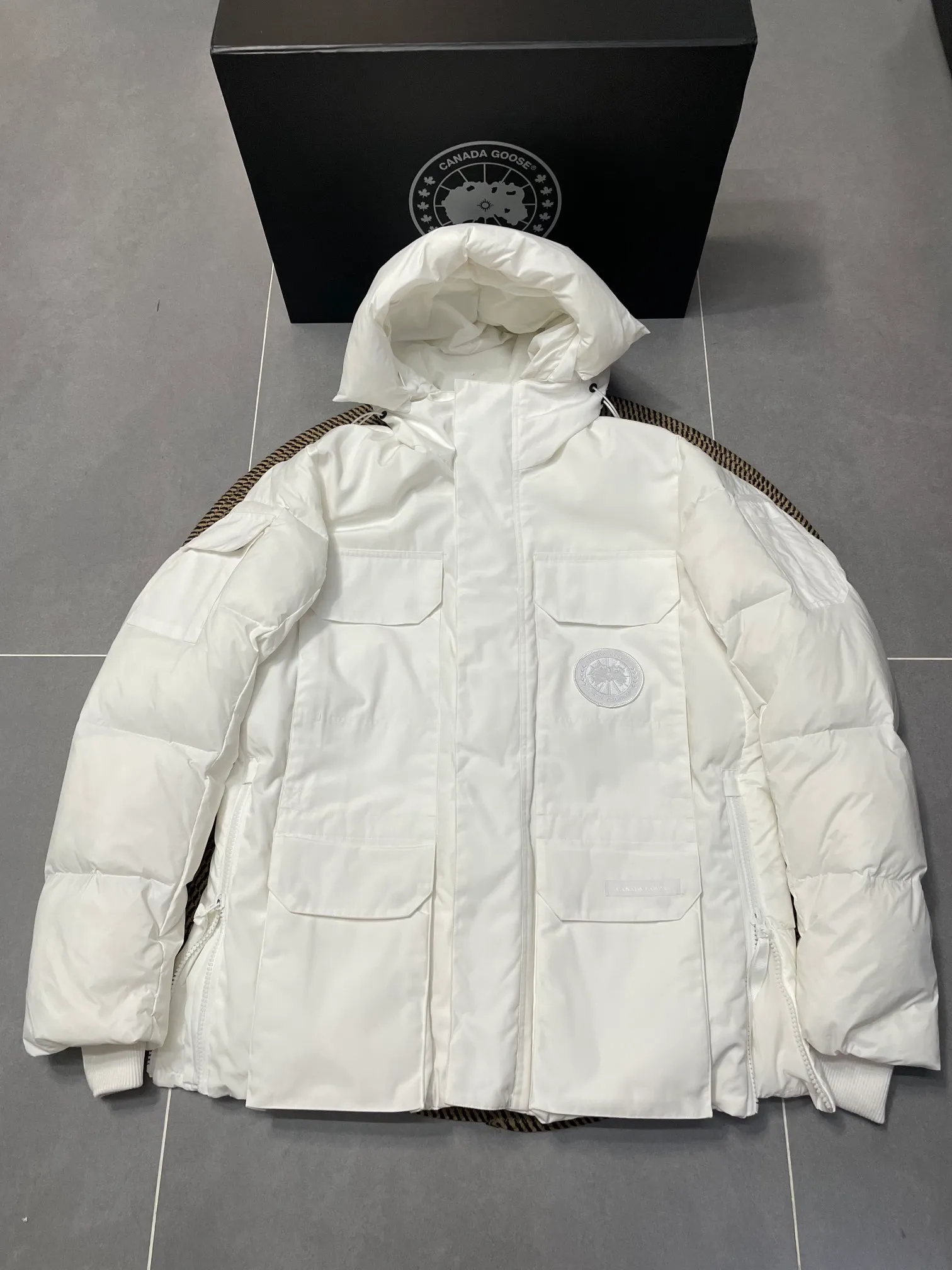 P1180 2058MW CanadaGoose limited edition white label environmentally friendly expedition model has been shipped. (The down collar can be replaced with a wolf fur collar +100) The Standard Expedition parka incorporates the classic design of our parka, and the CanadaGoose coat sets the standard for sustainable and environmentally friendly design in the future. Drawing on the functional design elements of the Expedition parka, while using more sustainable materials and processes to produce it, it adheres to the concept of environmental protection, takes practical actions to prevent global warming, and uses excellent quality to drive away the cold. Color: Black White Pink Gray Size: XS S M L XL XXL